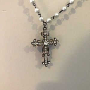 Pearl necklace with detailed cross🖤